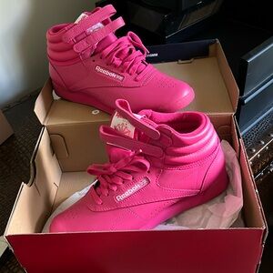 Reebok Freestyle high top sneakers 🩷